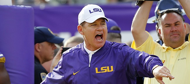 FILE - LSU Miles' head coach, Miles, pouted during a warm-up before a college football match against the Mississippi State in Baton Rouge, NCAA, the Saturday, September 17, 2016. (AP Photo / Gerald Herbert)
