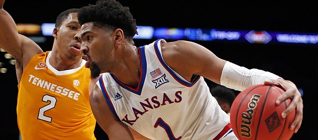 Kansas striker Dedric Lawson (1) beat Tennessee forward Grant Williams (2) in the first half of an NCAA college basketball game in the NIT tournament Season Tip-Off from Friday, November 23, 2018 in New York. (AP Photo / Adam Hunger)