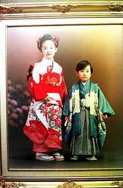 In a studio in Kyoto, businesses offer traditional Japanese photos.
You bring your family and they furnish the clothing.
