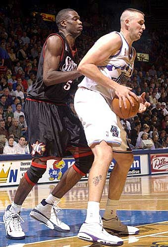 Utah center Greg Ostertag, right, posts up Sixers center Dikembe
Mutombo. Ostertag was 0-for-4 on field goals in 16 foul-plagued
minutes on Thursday at Allen Fieldhouse.
