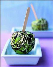 A seasonal dessert, Jackson Pollock Candied Apples, is named for
the artist's famously paint-splattered works. The apples make great
Halloween treats, combining green Granny Smith apples drizzled with
sweet white and dark bittersweet chocolate.