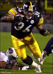 Pittsburgh running back Jerome Bettis looks for running room in a
game last season against Tennessee. Bettis needs 66 yards to move
into 10th place on the NFL's career rushing list.