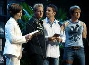 Singer Martina McBride, left, and the group Rascal Flatts announce
the nominees for the Country Music Assn. Awards show.
Singer/songwriter Toby Keith was nominated Tuesday for seven
awards. From left are McBride, Gary Levox, Jay DeMarcus and Joe Don
Rooney.