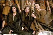 Monica Bellucci, Maia Morgenstern and Hristo Jivkov portray family
and friends of Jesus who look on as he is crucified in "The Passion
of the Christ."