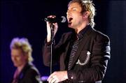 Simon Le Bon, right, of Duran Duran, performs with the band during
the taping of the VH1 special, "Baileys: The Set," for the premiere
of the music channel&squot;s new limited-performance series. The show
airs at 10 p.m. today on VH1, Sunflower Broadband Channel 58.