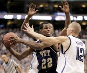 Pittsburgh's Antonio Graves (22) looks for an open man as Villanova's Mike Nardi, right, and Dante Cunningham defend. A three-pointer from Graves in the closing minutes helped the Panthers hold off the Wildcats, 65-59, Monday in Philadelphia.