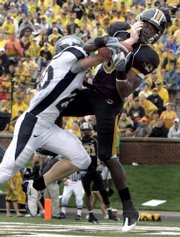 Missouri wide receiver Jeremy Maclin, right, catches a 14-yard touchdown pass during the second quarter Saturday in Columbia, Mo.