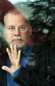 When Michael Connelly decided to set his 20th crime novel, “The Scarecrow,” amid the wreckage of the American newspaper industry, he didn’t know how much grief he was letting himself in for: He had to yank his thriller back from his publisher not once but twice as his death-of-newspapers angle was overtaken by events.
