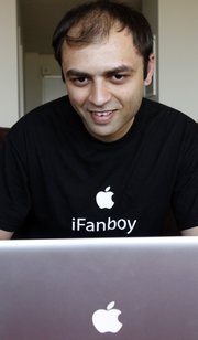 Cupidtino founder Mel Sampat is seen with his Apple laptop Monday in San Francisco. Cupidtino aims to connect Apple aficionados with like-minded “Machearts.”