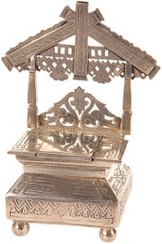 A silversmith in Moscow engraved traditional designs on this c. 1900 salt chair. The 4 1/2-inch piece sold for $750 at a recent Jackson’s auction in Cedar Falls, Iowa. Notice the hinged lid seat cover that helps keep the salt dry and free of lumps.