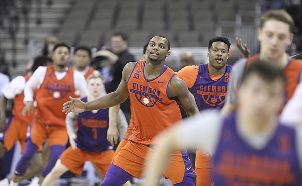 Clemson forward Aamir Simms (25) and the Tigers get warmed up at the start of practice on Thursday, March 22, 2018 at CenturyLink Center in Omaha, Neb.