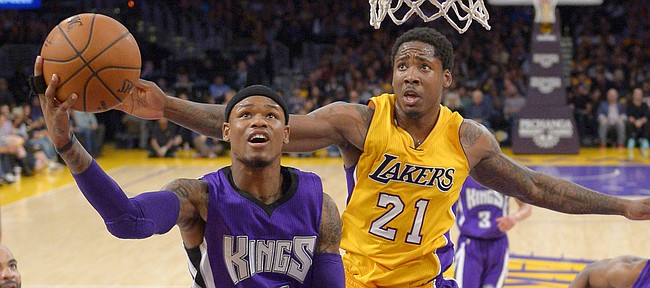 Sacramento Kings guard Ben McLemore, left, goes up for a shot as Los Angeles Lakers forward Ed Davis, center, defends and forward Carl Landry watches during the first half of an NBA basketball game Wednesday, April 15, 2015, in Los Angeles. (AP Photo/Mark J. Terrill)
