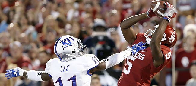 Oklahoma wide receiver Geno Lewis (5) makes a touchdown catch ahead of Kansas linebacker Mike Lee (11) during the second half of an NCAA college football game in Norman, Okla., Saturday, Oct. 29, 2016. (AP Photo/Alonzo Adams)