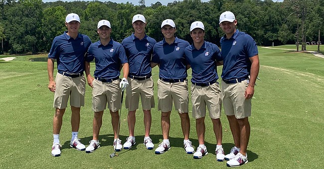 The 2020-21 Kansas men's golf tee gathers for a photo on the final day of preparation for NCAA Regionals in Tallahassee, Fla. 