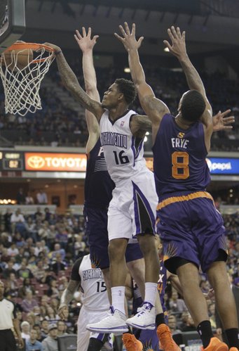 Sacramento Kings guard Ben McLemore, left, stuffs against Phoenix Suns' Miles Plumlee, center and Channing Frye during the third quarter of an NBA basketball game in Sacramento, Calif., Tuesday, Nov. 19, 2013. The Kings won 107-104. (AP Photo/Rich Pedroncelli)