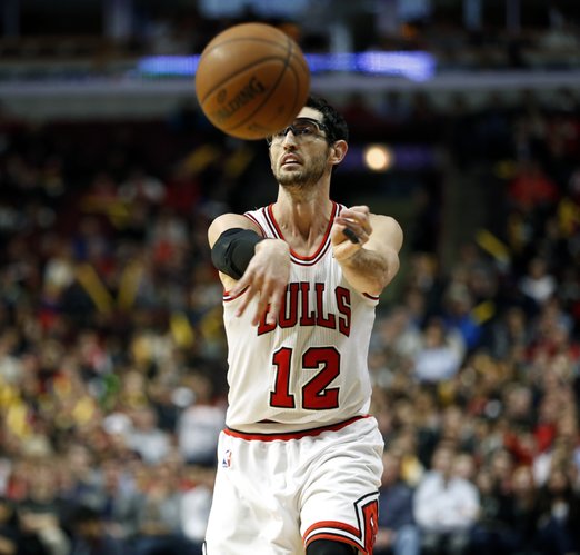 Chicago Bulls guard Kirk Hinrich passes the ball against the Miami Heat during the second half of an NBA basketball game in Chicago, Thursday, Dec. 5, 2013. The Bulls defeated the Heat 107-87.(AP Photo/Kamil Krzaczynski)
