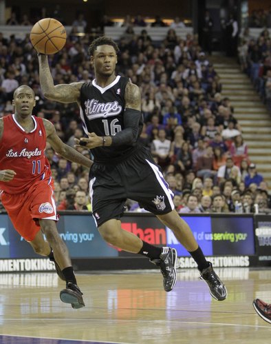 Sacramento Kings guard Ben McLemore, right, passes off as Los Angeles Clippers guard Jamal Crawford, left, looks on during the fourth quarter of an NBA basketball game in Sacramento, Calif., Friday, Nov. 29, 2013. The Clippers won in overtime 104-98. (AP Photo/Rich Pedroncelli)