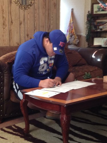 Apa Visinia signing his letter of intent this morning in Grandview, Mo. 