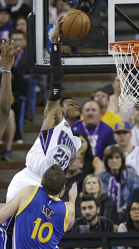 Sacramento Kings guard Ben McLemore, left, goes up for a dunk over Golden State Warriors forward David Lee during the third quarter of an NBA basketball game in Sacramento, Calif., Tuesday, Feb. 3, 2015. The Warriors won 121-96. (AP Photo/Rich Pedroncelli)
