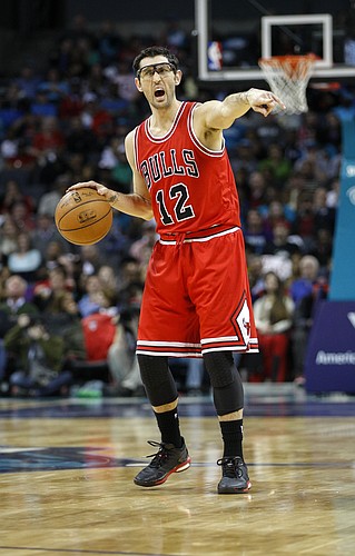 Chicago Bulls guard Kirk Hinrich directs his team against the Charlotte Hornets in an NBA basketball game Friday, March 13, 2015 in Charlotte, N.C. Charlotte won 101-91.(AP Photo/Nell Redmond)
