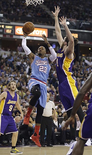 Sacramento Kings guard Ben McLemore, left, drives to the basket against Los Angeles Lakers forward Ryan Kelly, right, during the second half of an NBA basketball game in Sacramento, Calif., Friday, Oct. 30, 2015. The Kings won 132-114.(AP Photo/Rich Pedroncelli)