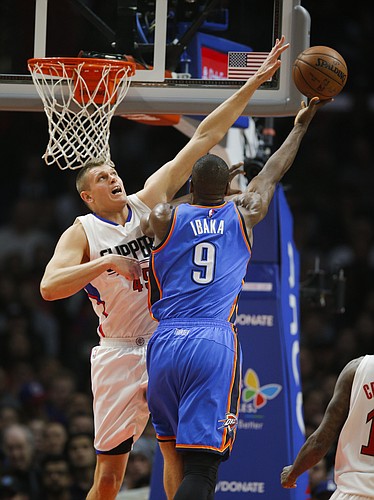 Los Angeles Clippers' Cole Aldrich, left, defends Oklahoma City Thunder's Serge Ibaka during the first half of an NBA basketball game, Monday, Dec. 21, 2015, in Los Angeles. (AP Photo/Jae C. Hong)