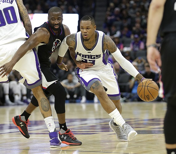 Sacramento Kings guard Ben McLemore, right, drives to the basket as Los Angeles Clippers guard Raymond Felton tries to fight through a screen during the second half of an NBA preseason basketball game in Sacramento, Calif., Tuesday, Oct. 18, 2016. The Clippers won 92-89. (AP Photo/Rich Pedroncelli)