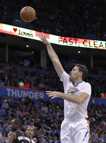 Oklahoma City Thunder forward Nick Collison (4) shoots a basket against the Los Angeles Clippers during the second half of an NBA basketball game in Oklahoma City, Friday, Nov. 11, 2016. Los Angeles won 110-108. (AP Photo/Alonzo Adams)