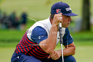 Gary Woodland, of the United States, lines up a putt on the first green during the first round of the US Open Golf Championship, Thursday, Sept. 17, 2020, in Mamaroneck, N.Y. (AP Photo/John Minchillo)

