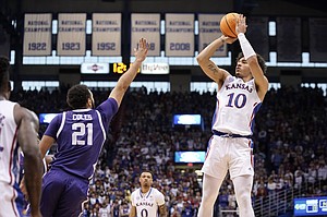 Kansas forward Jalen Wilson (10) shoots during the first half of an NCAA collegiate basketball game at Allen Fieldhouse in Lawrence, Kan on Saturday, January 21, 2023.  (AP Photo).  / Nick Krug)